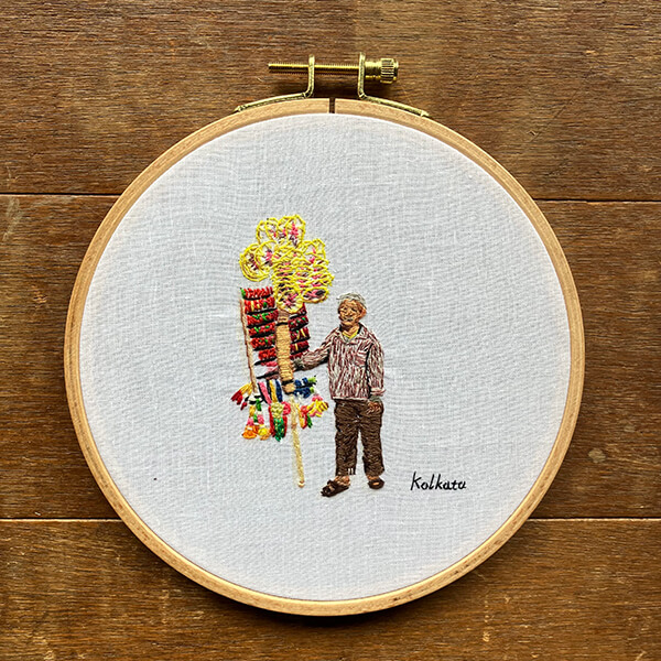 インドの装飾を売る男性の刺繍-